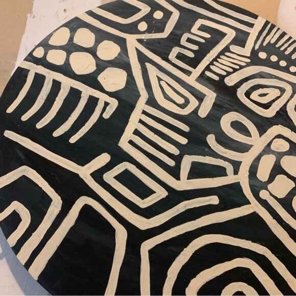 Modern minimalist wall art on round wooden panel - Picture 3 of 8